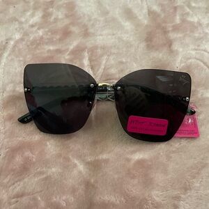 Betsey Johnson Purple Gradient Oversized Rimless Sunglasses